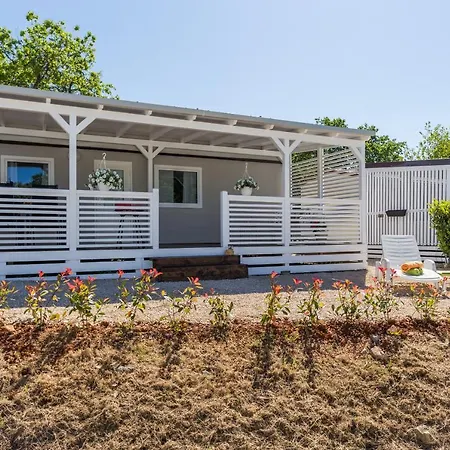 Zelena Laguna Mobile Homes ホリデーパーク