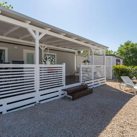Prázdninový areál Zelena Laguna Mobile Homes