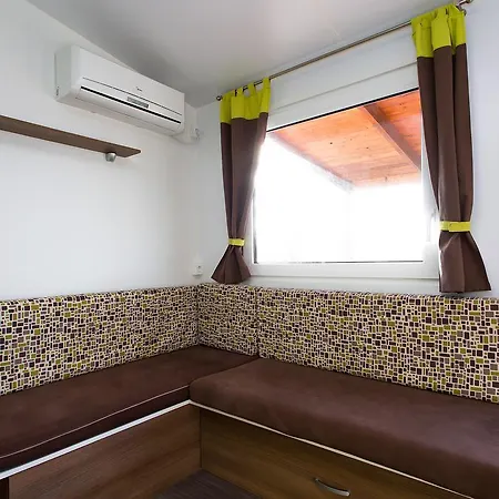 Prázdninový areál Zelena Laguna Mobile Homes Mugeba